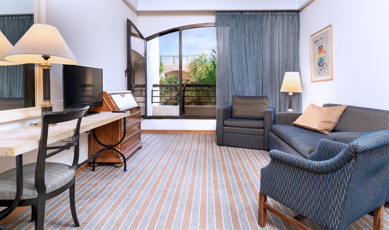 Family Room (2 Adults + 1 Child),1318855864:JPEG