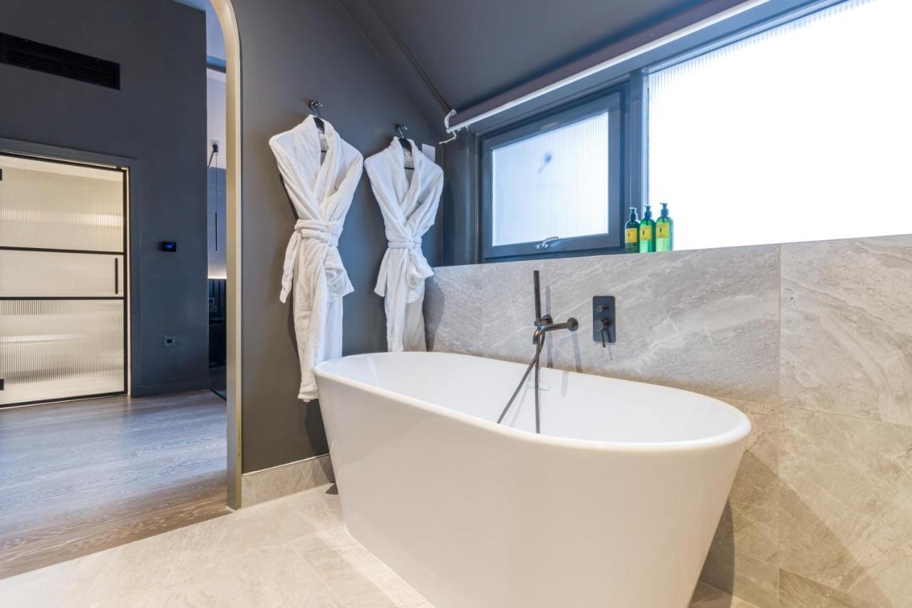 King Suite with Sitting Area and Walk-In Rain Shower - Non-Smoking,1322606020:JPEG