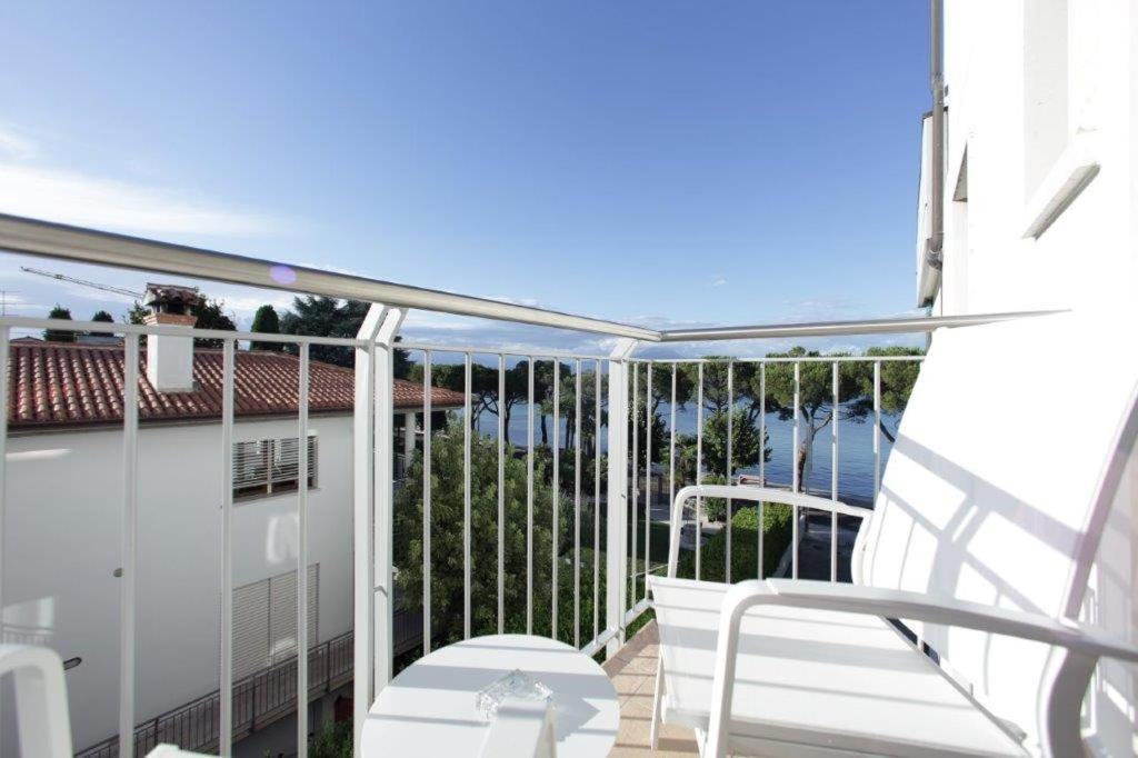 Double or Twin Room Partial lake view