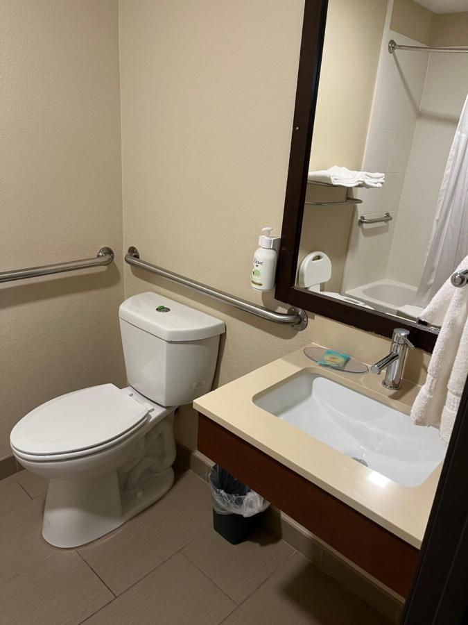 1 Queen Bed Mobility Hearing Accessible Room Roll Shower Non-Smoking,1327172747:JPEG