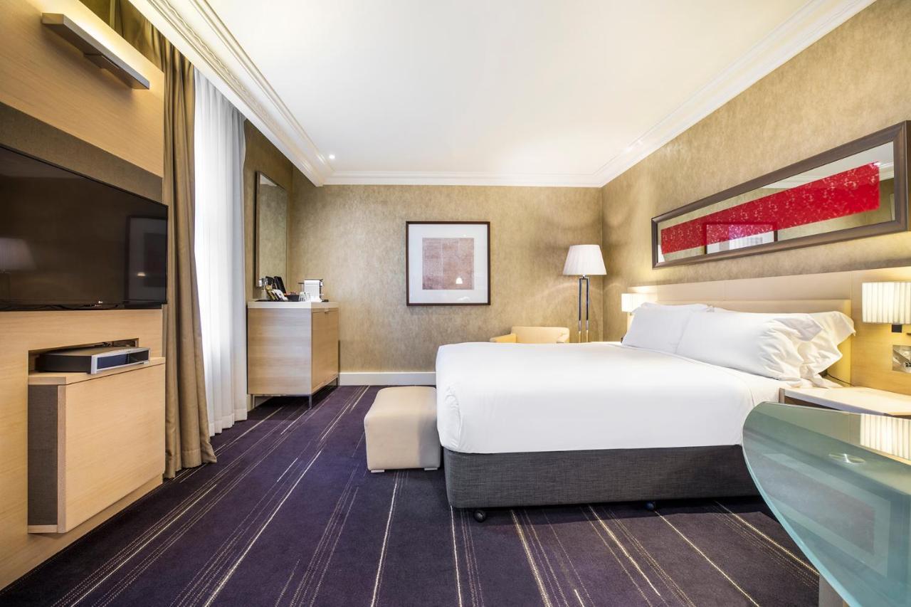 1 King Bed Club Access with Separate Bath