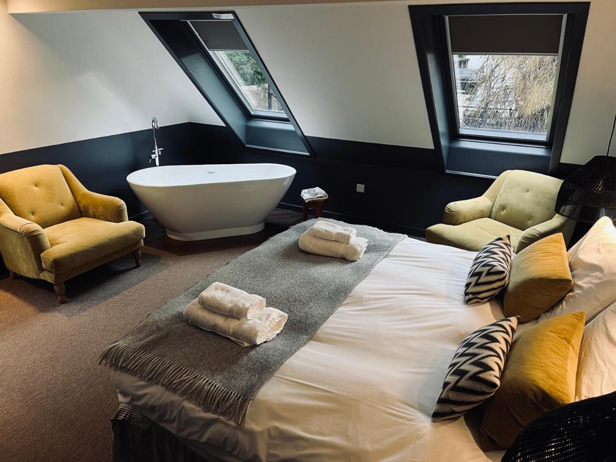 Deluxe Double Suite Standing Bath