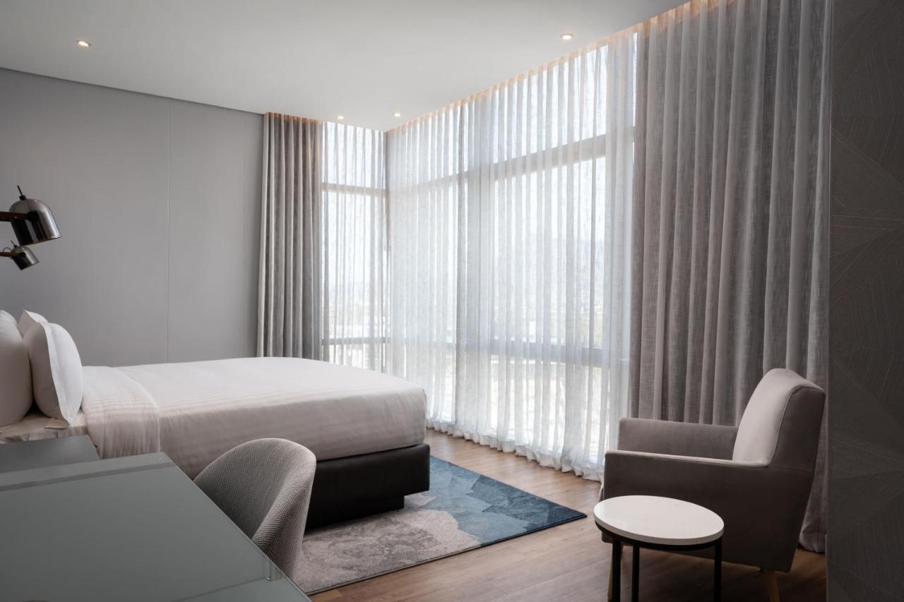 Größeres Zimmer mit 1 Kingsize-Bett