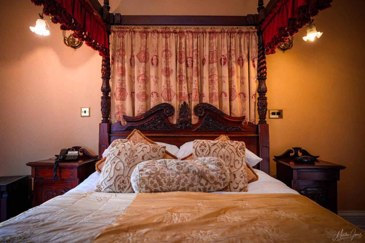 Bridal Suite Four Poster Bed