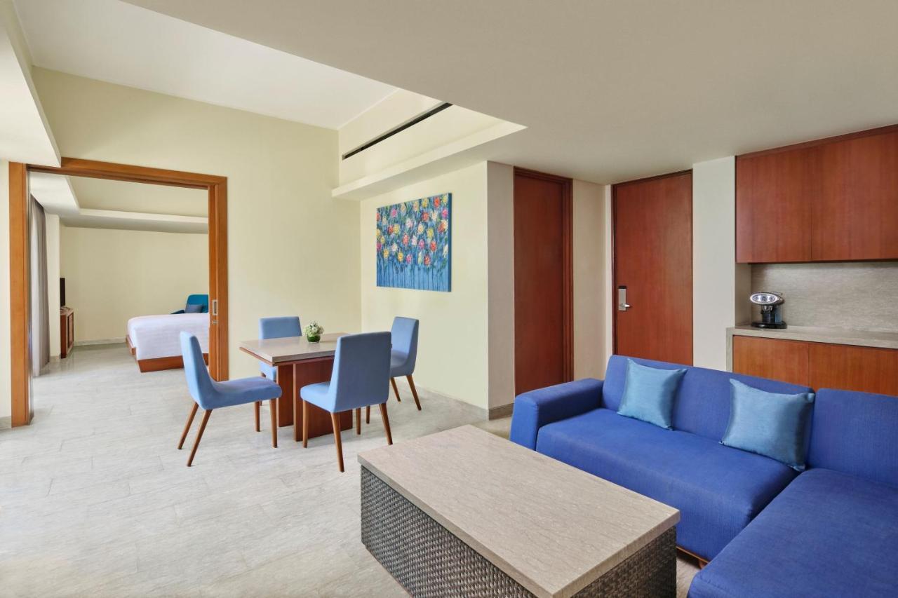 One-Bedroom King Suite Balcony & Pool View,1629398715:JPEG