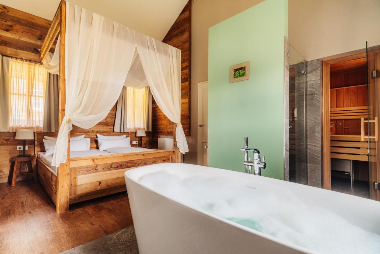 Cosy Lodge whirlpool