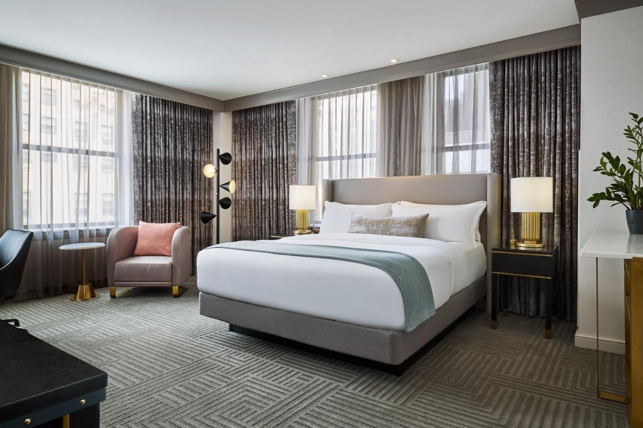 Grand Deluxe Guest room 1 King Michigan Ave view