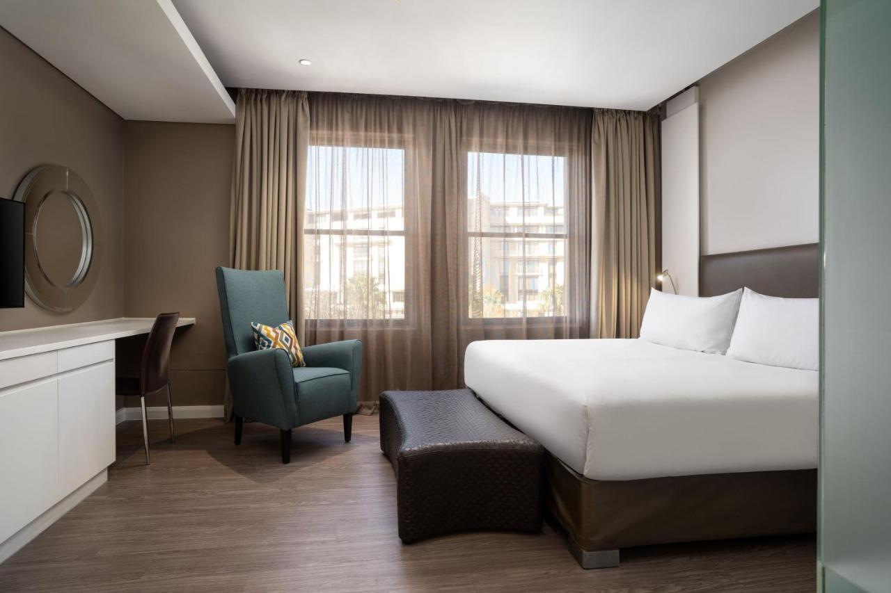 Large Deluxe Guest Room King Bed