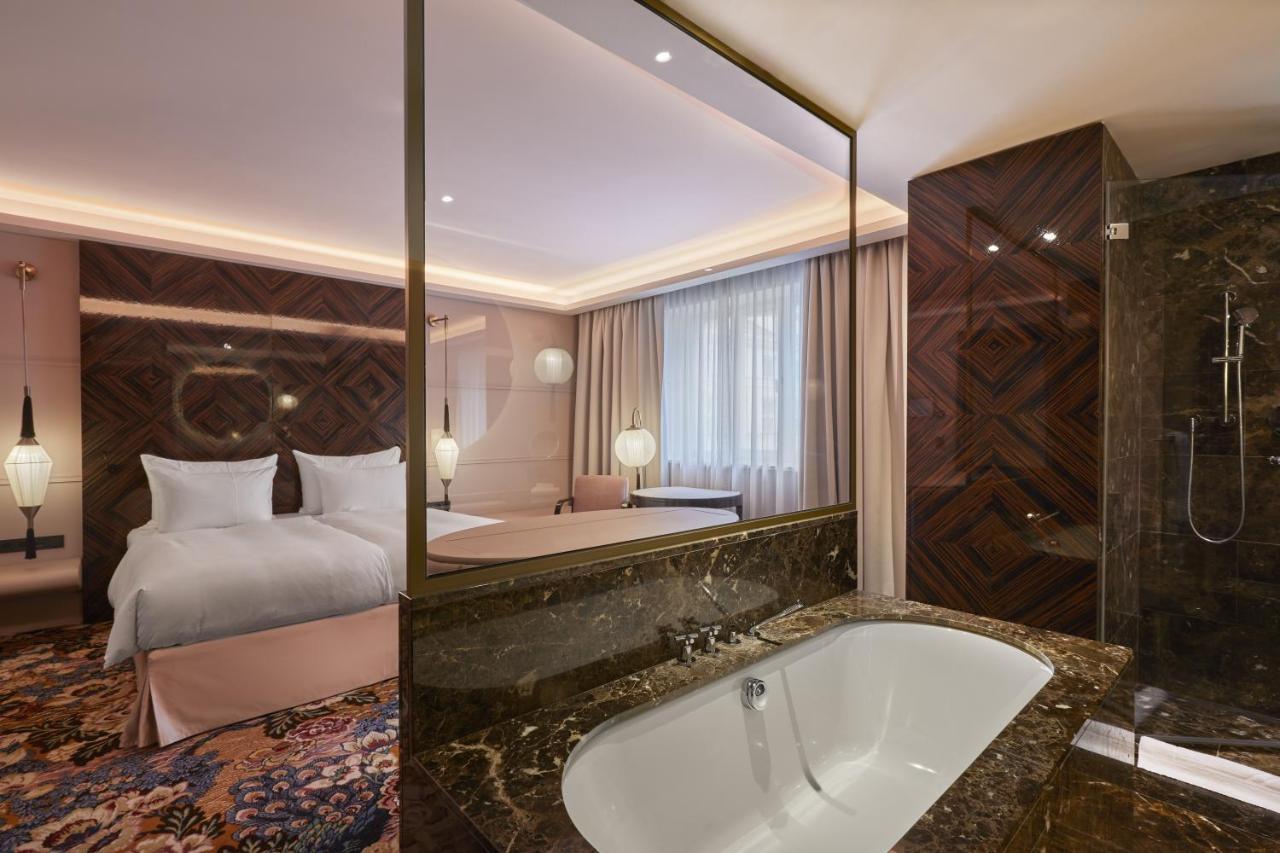 Grandiose Lamee Room