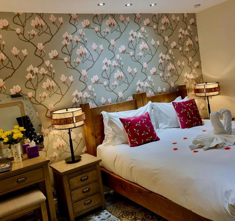 Deluxe Double Room Shower