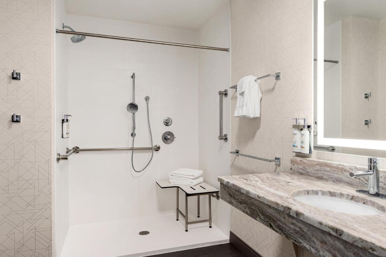 King Suite with Bath Tub - Disability Access,1379906501:JPEG
