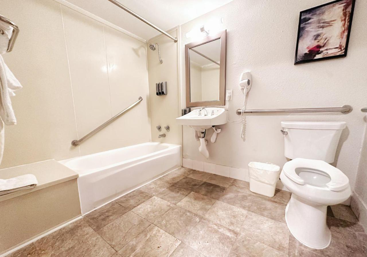 King Room with Mobility Accessible with Bath Tub,1381176242:JPEG