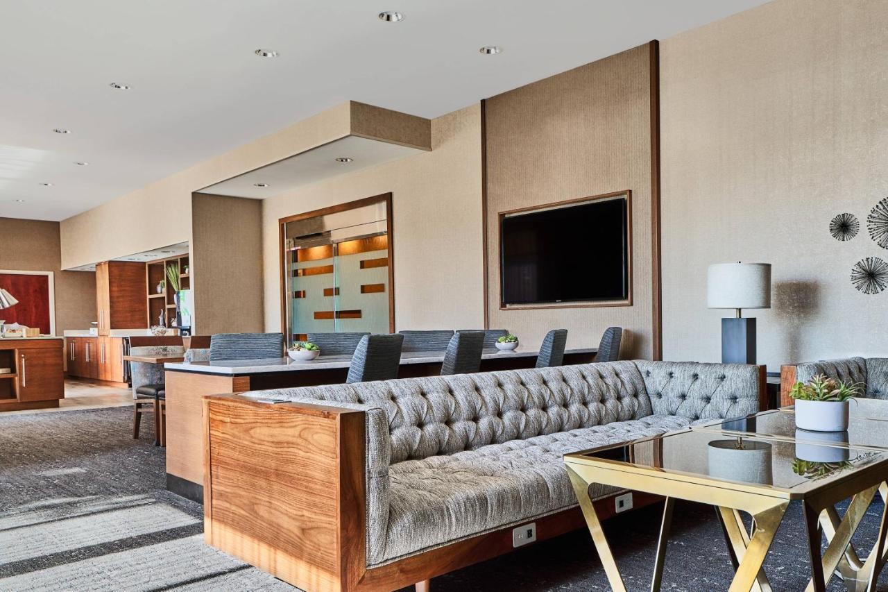 M Club lounge access Guest room 1 King Sofa bed