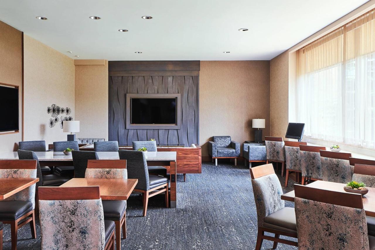 M Club lounge access Guest room 1 King Sofa bed