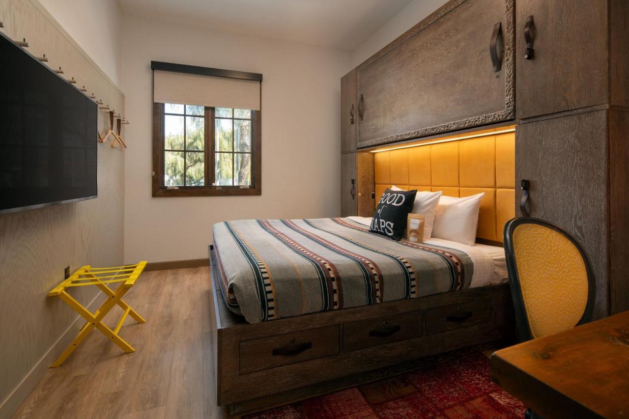 COZY KING 175 SQF Guest room Poolside Pool,1633694046:JPEG
