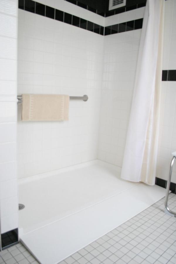 King Room Mobility or Hearing Access Roll Shower Non-Smoking