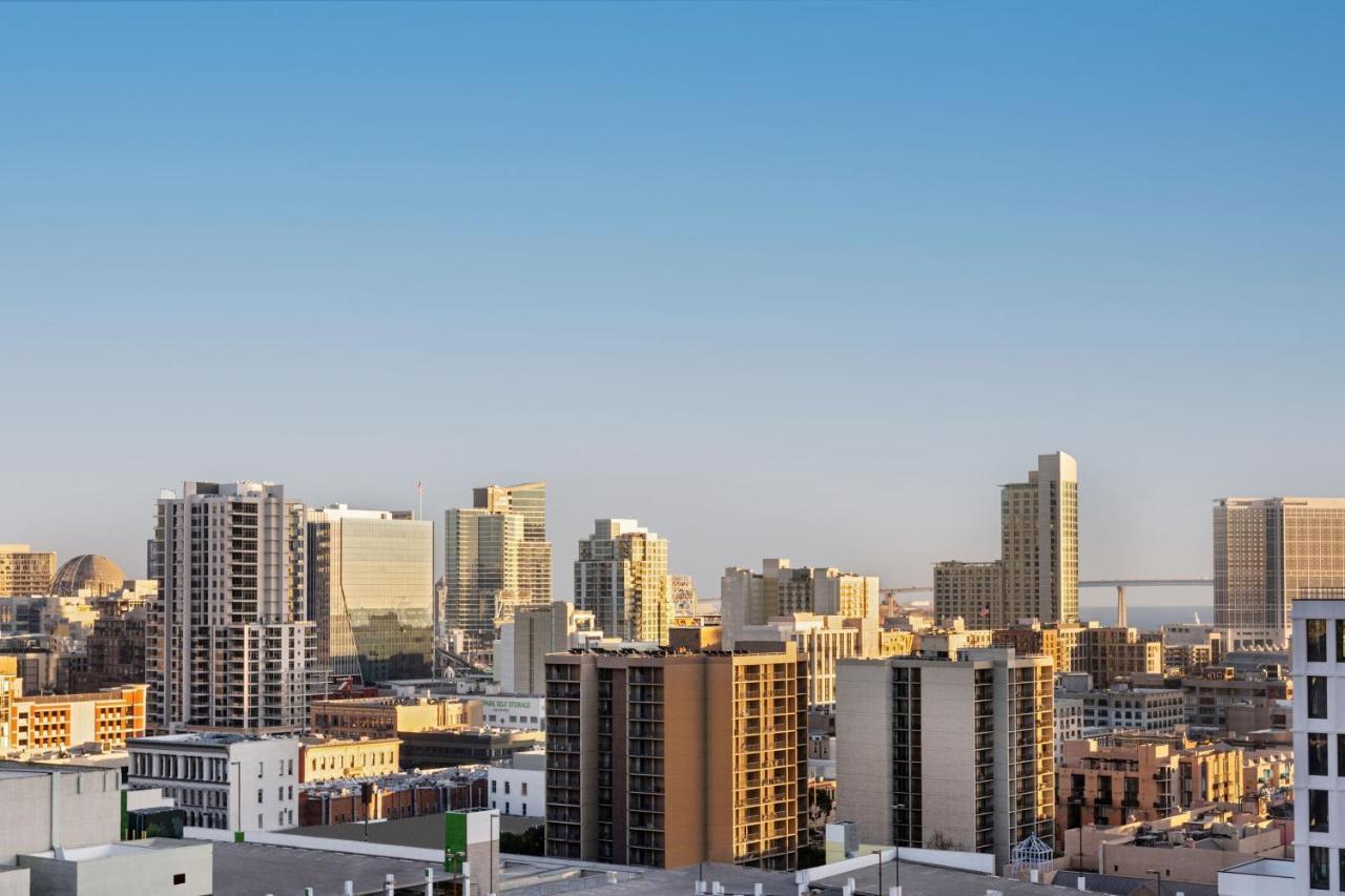 Deluxe, Guest room, 1 King, City view