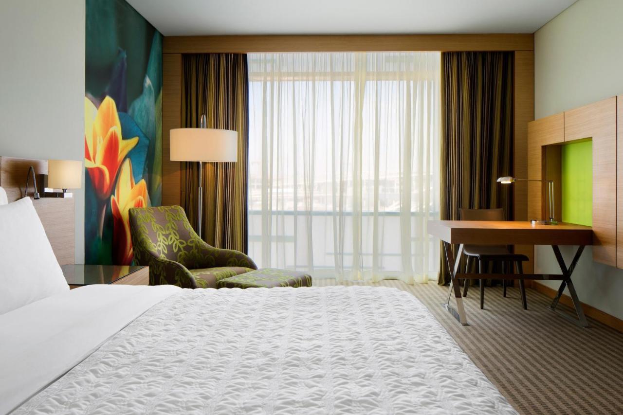 Deluxe, Guest room, 1 King, Airport view