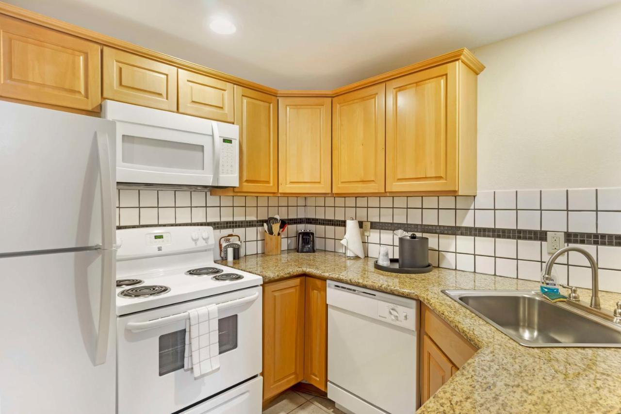 King Suite with Whirlpool - Non-Smoking,1398226091:JPEG