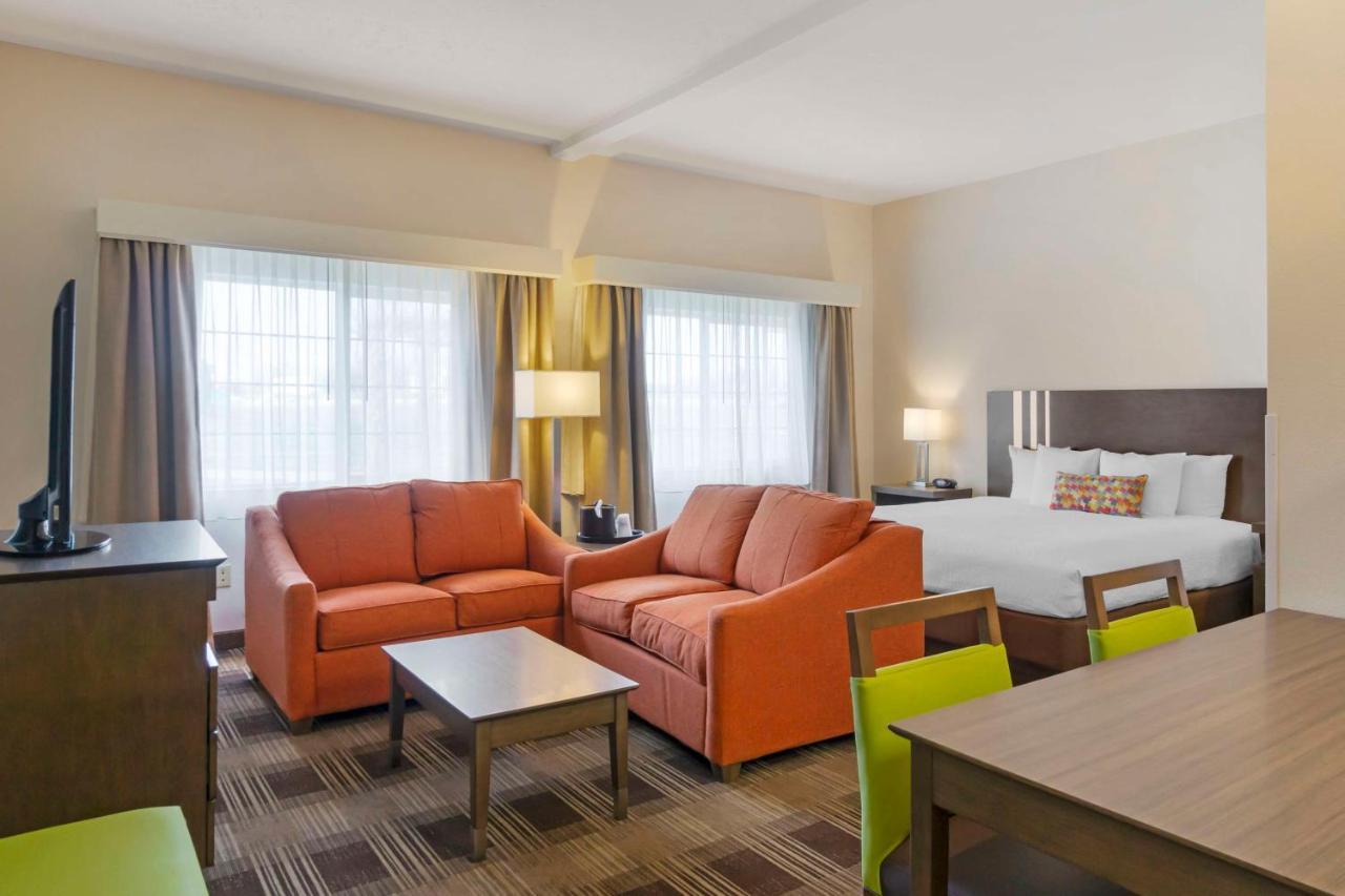 King Suite with Jetted Tub and Kitchen,1398229481:JPEG