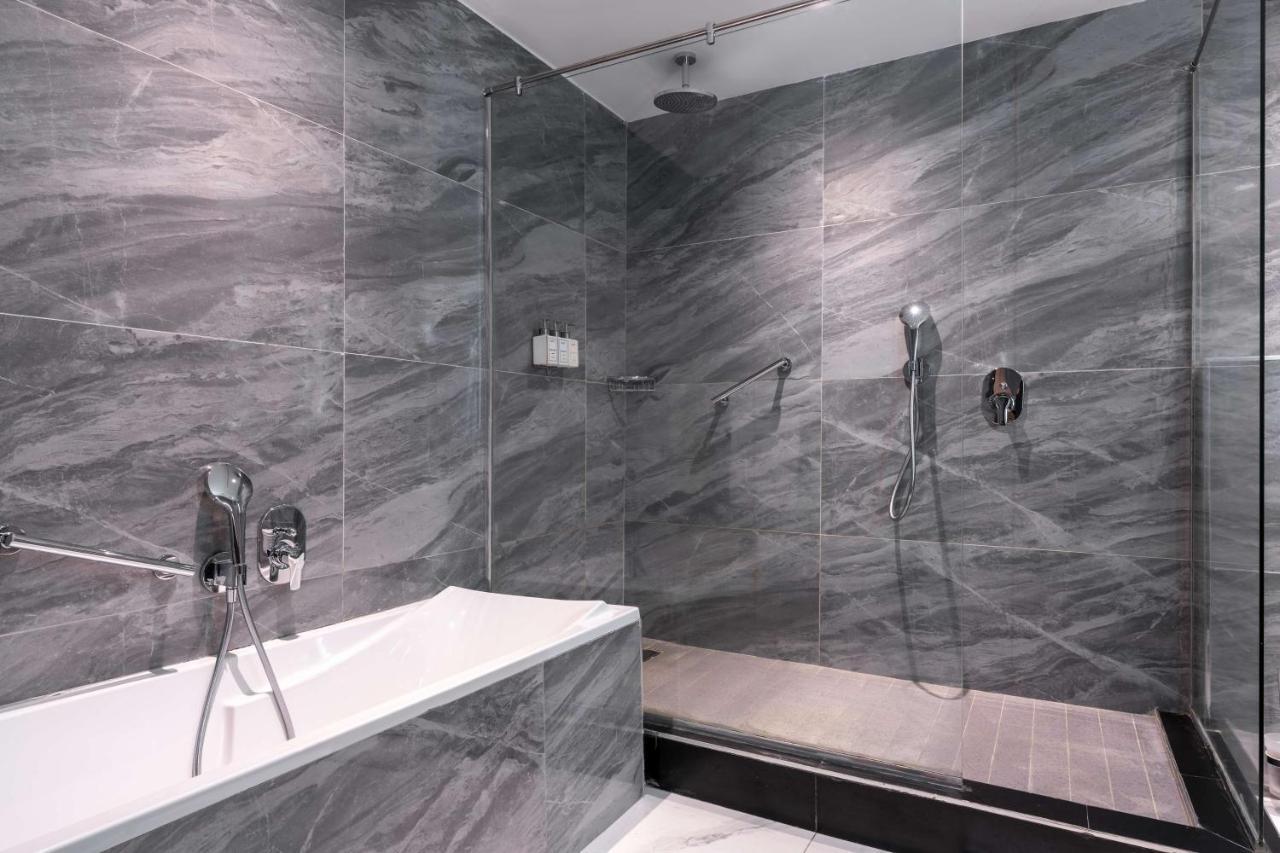 Executive Suite,1398949130:JPEG