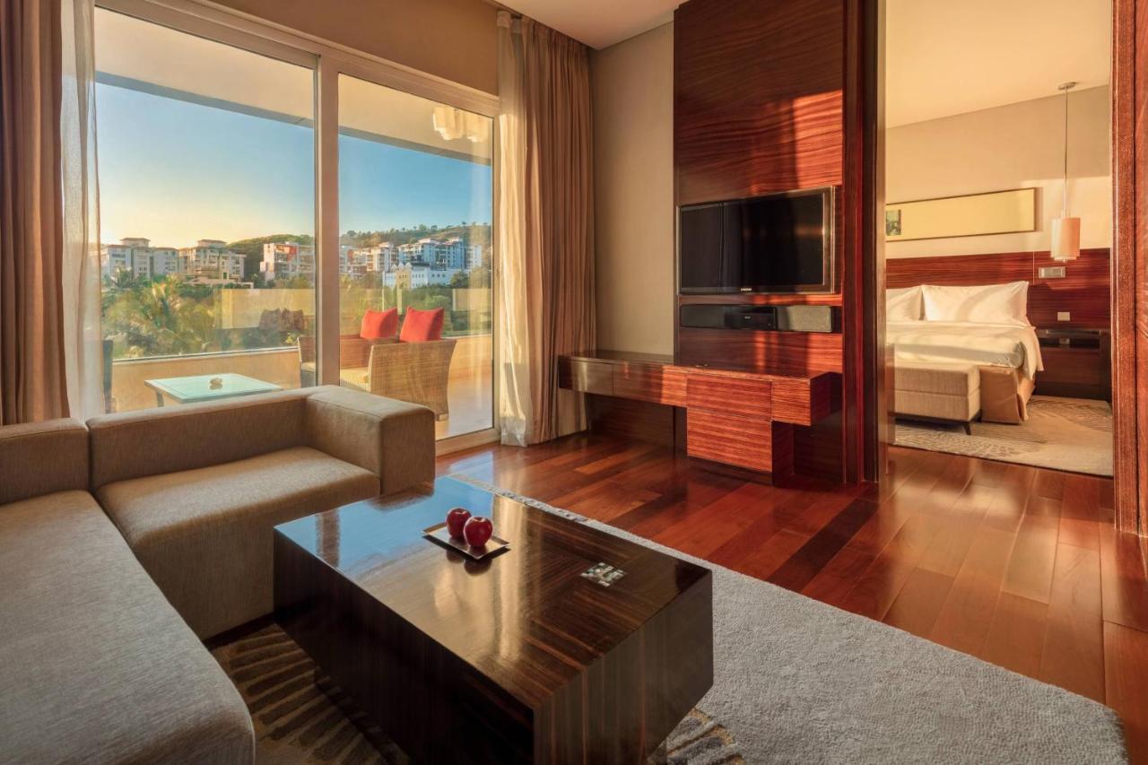Soho Suite with Bath Tub, Balcony, Mountain View, Executive Lounge Access