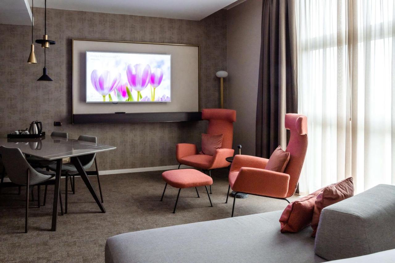 Deluxe One-Bedroom Junior King Suite