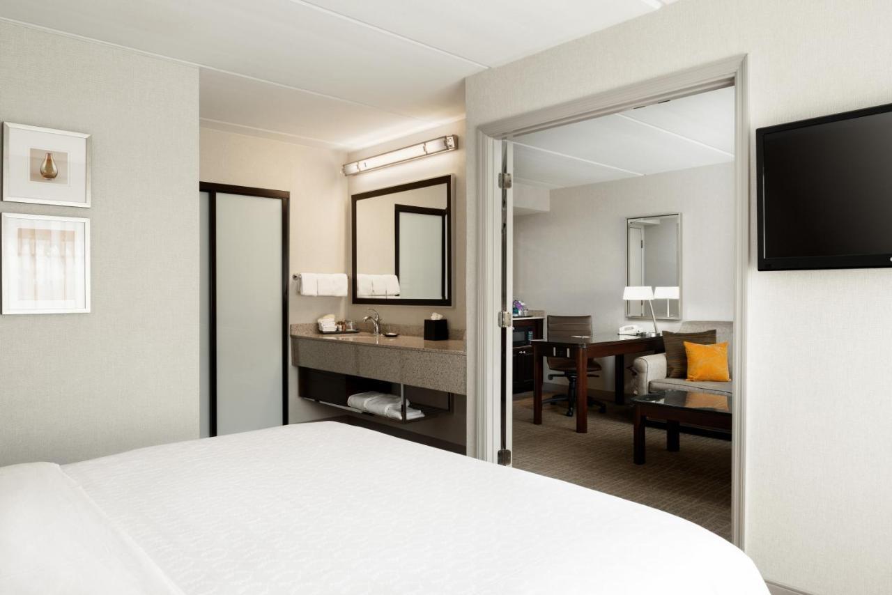 1 Bedroom Suite 1 King Sofa bed Pool View