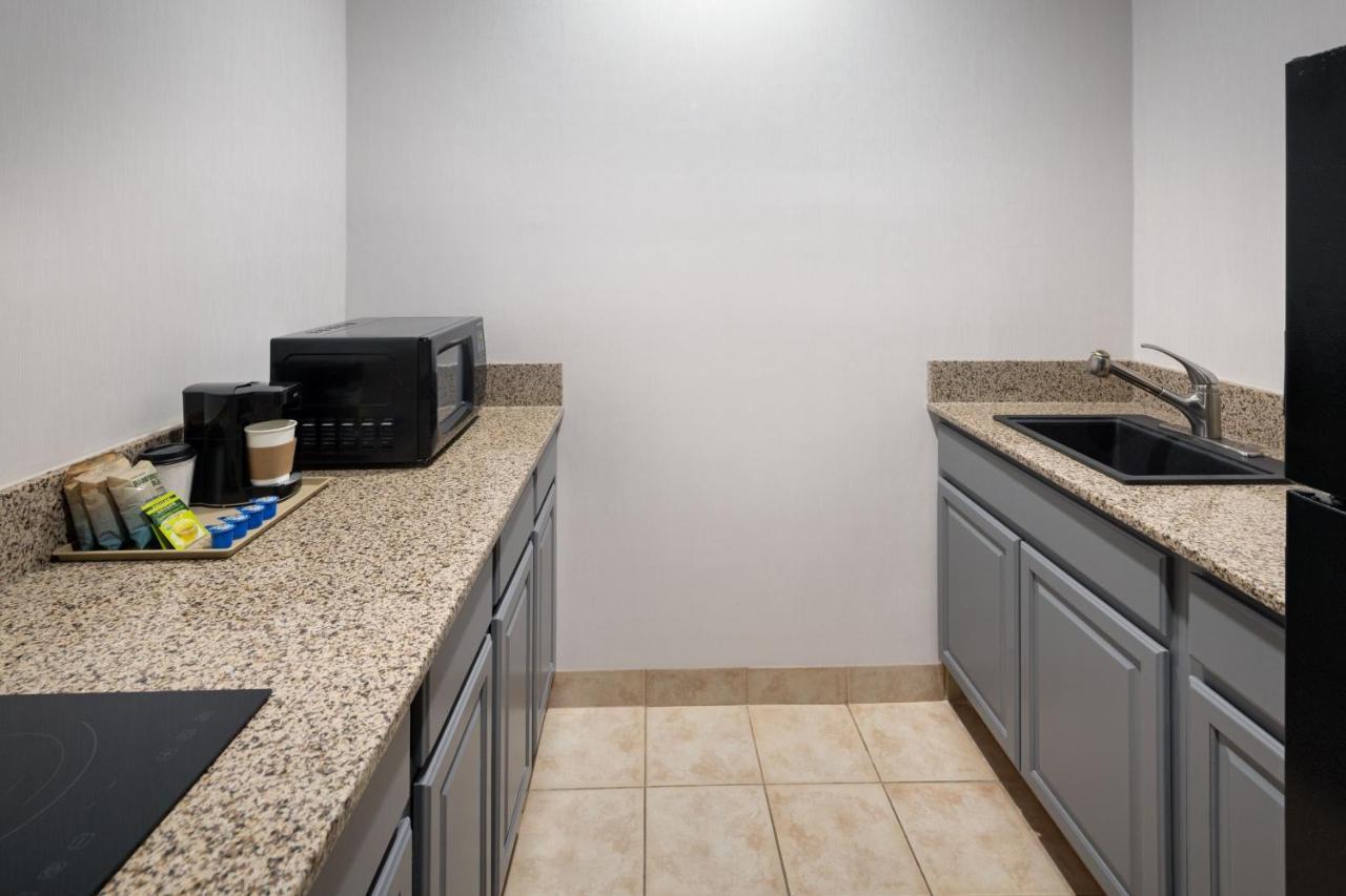 One-Bedroom Apartment King Bed Bathtub Sofa Bed Mobility Access or Hearing Accessible