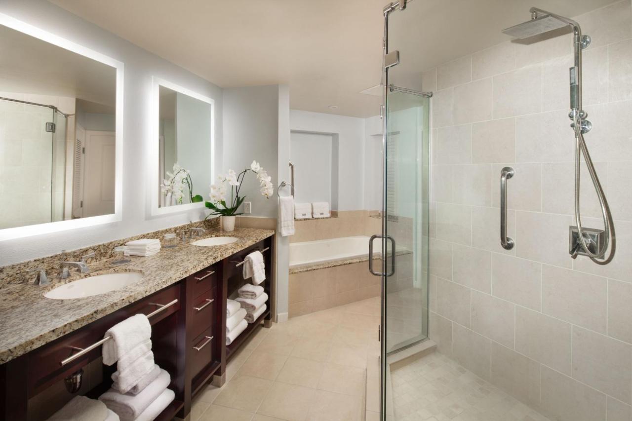 One-Bedroom Villa Balcony Whirlpool