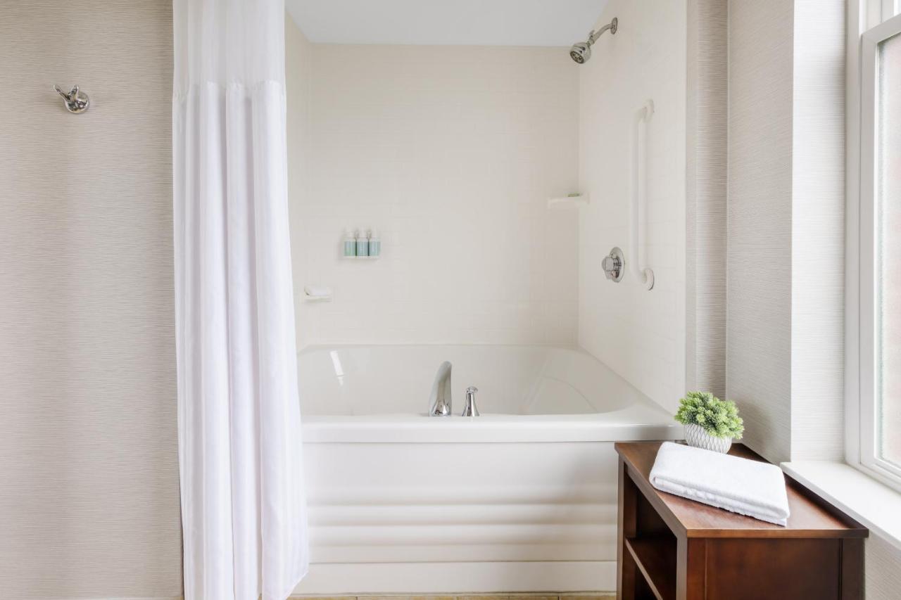 1 Bedroom 2 room Suite, 1 King, Sofa bed, Whirlpool,1556960155:JPEG