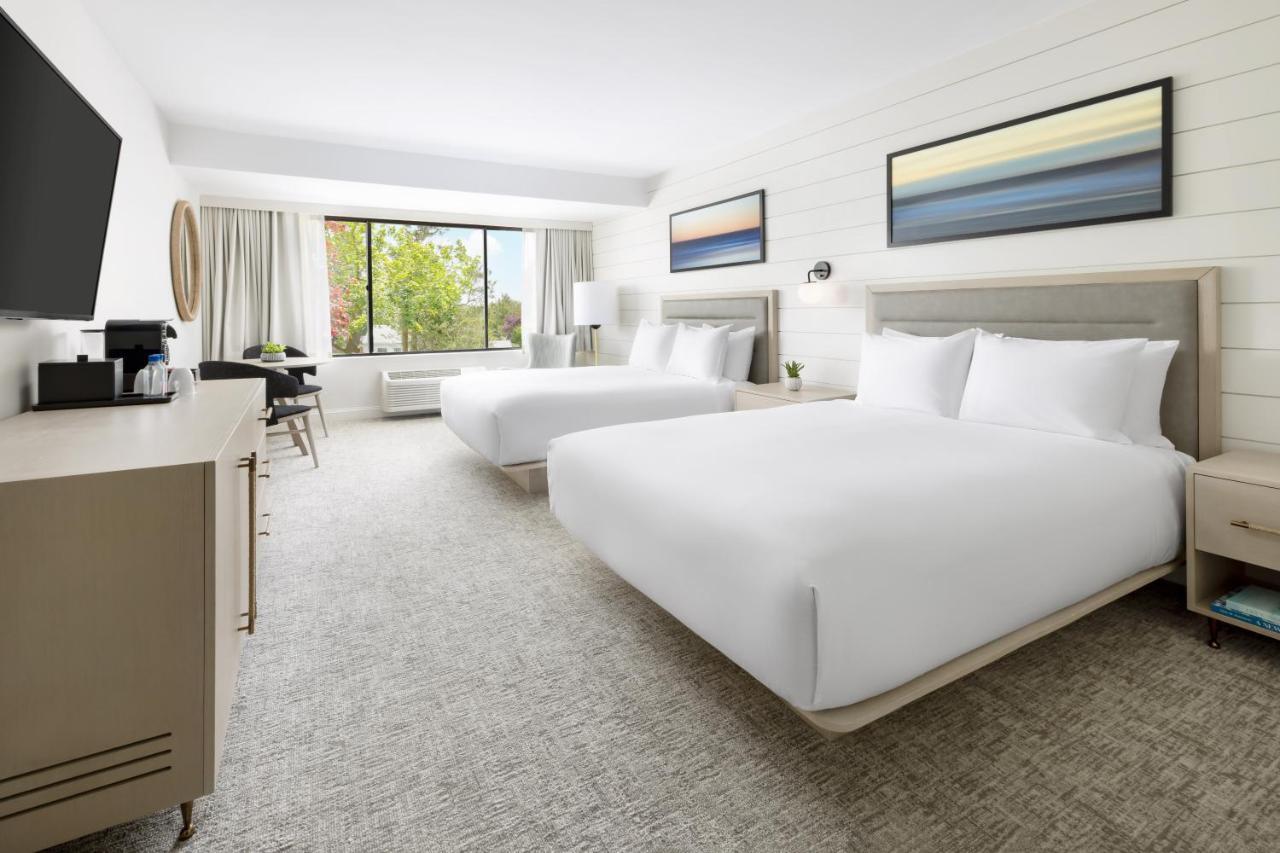 Queen Room with Two Queen Beds and Accessible Tub