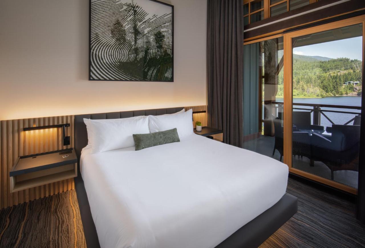 Two-Bedroom Suite Lake View