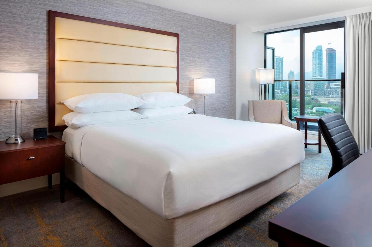 King Guest Room Balcony City View