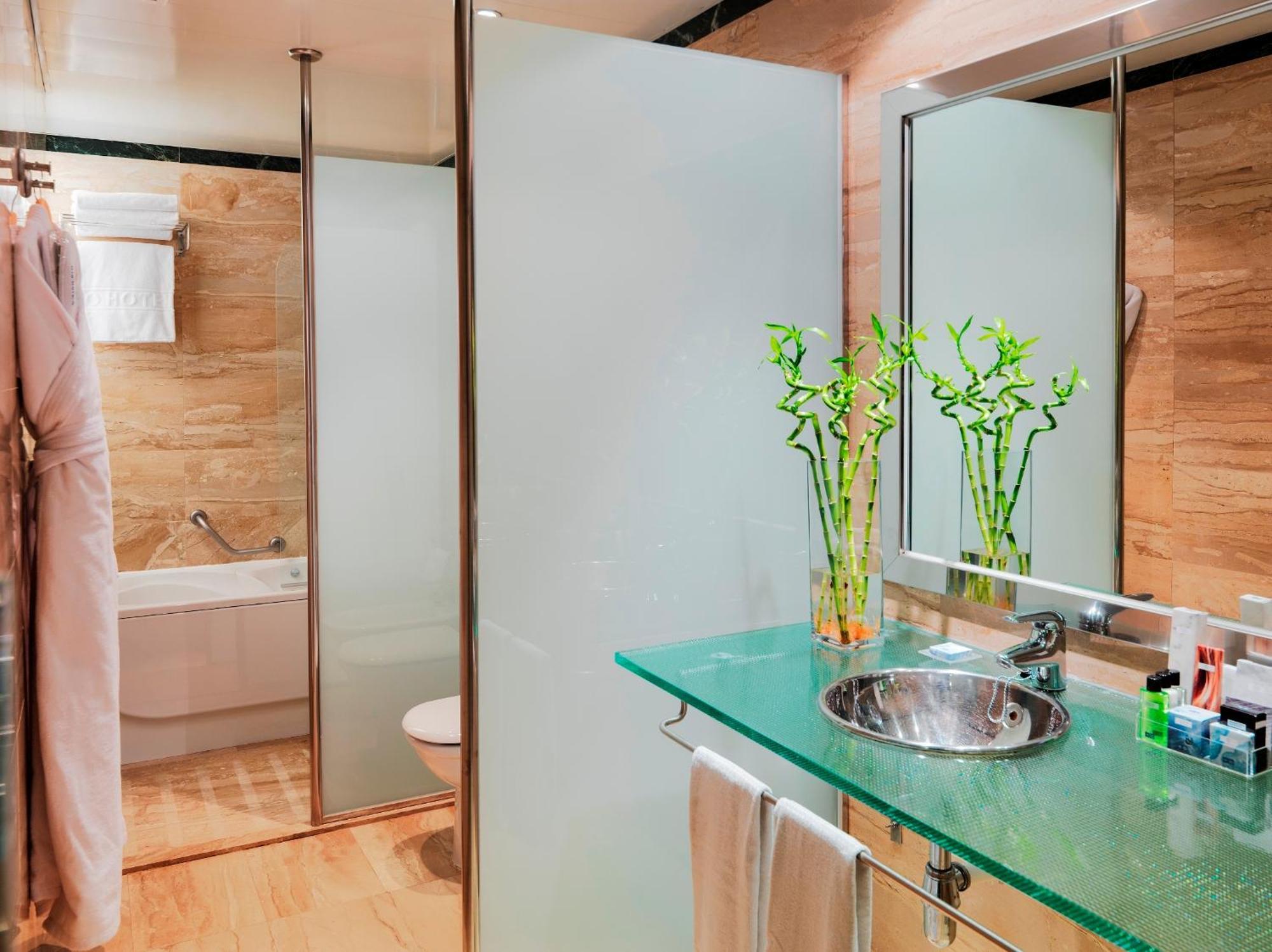 Family Room (2 Adults + 2 Children),1594668459:JPEG