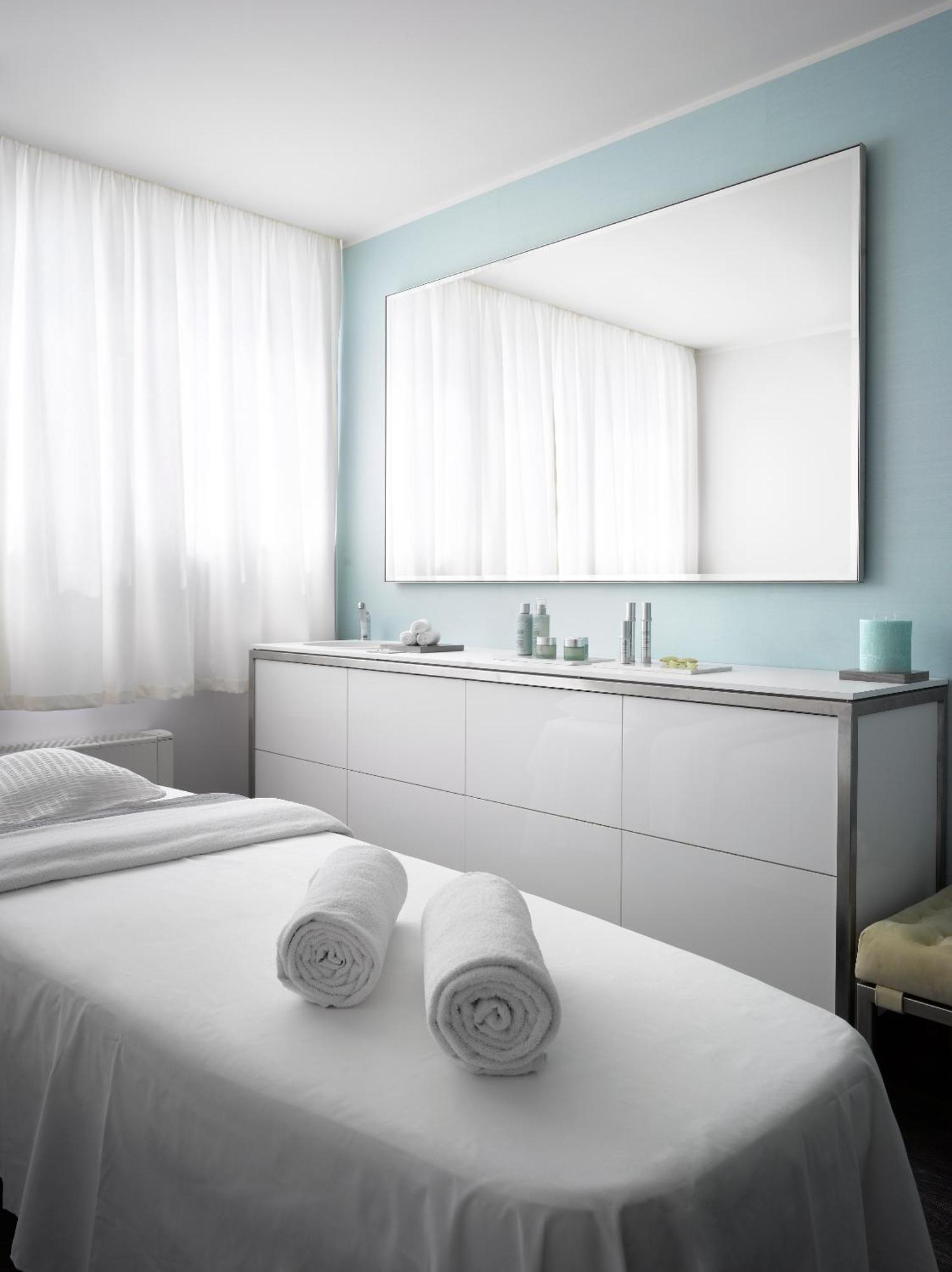 Superior King Room Lounge Wellness Access