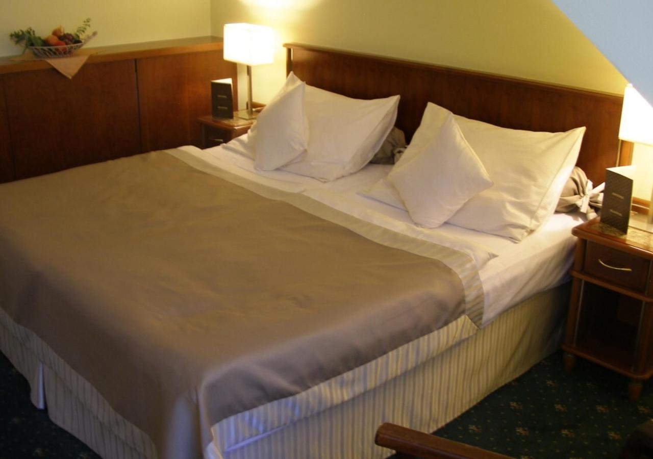 Standard Double or Twin Room,1437994048:JPEG