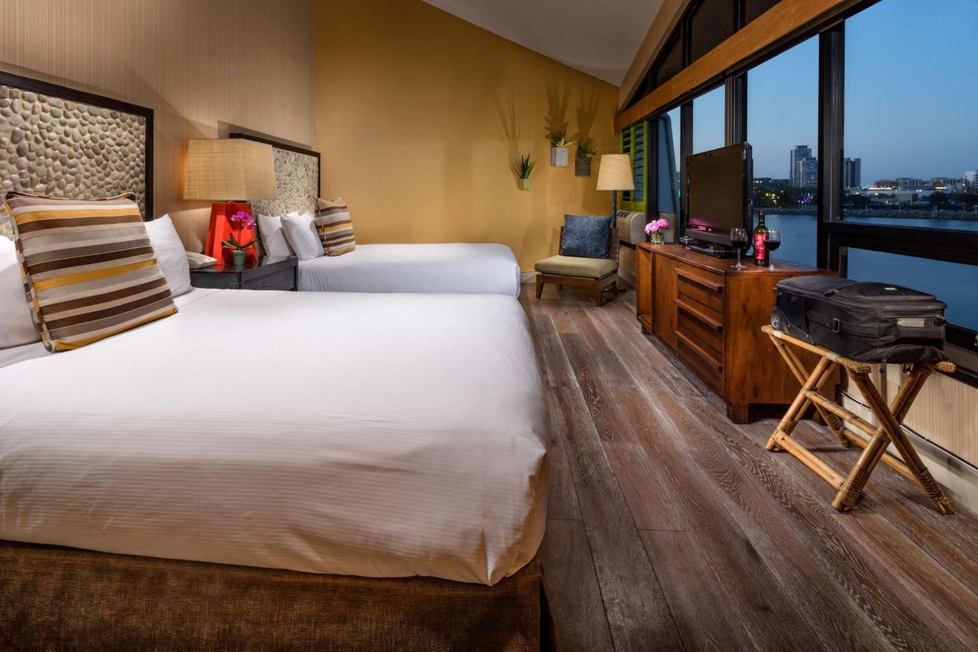 Queen Room with Two Queen Beds and Bay View,1551632896:JPEG