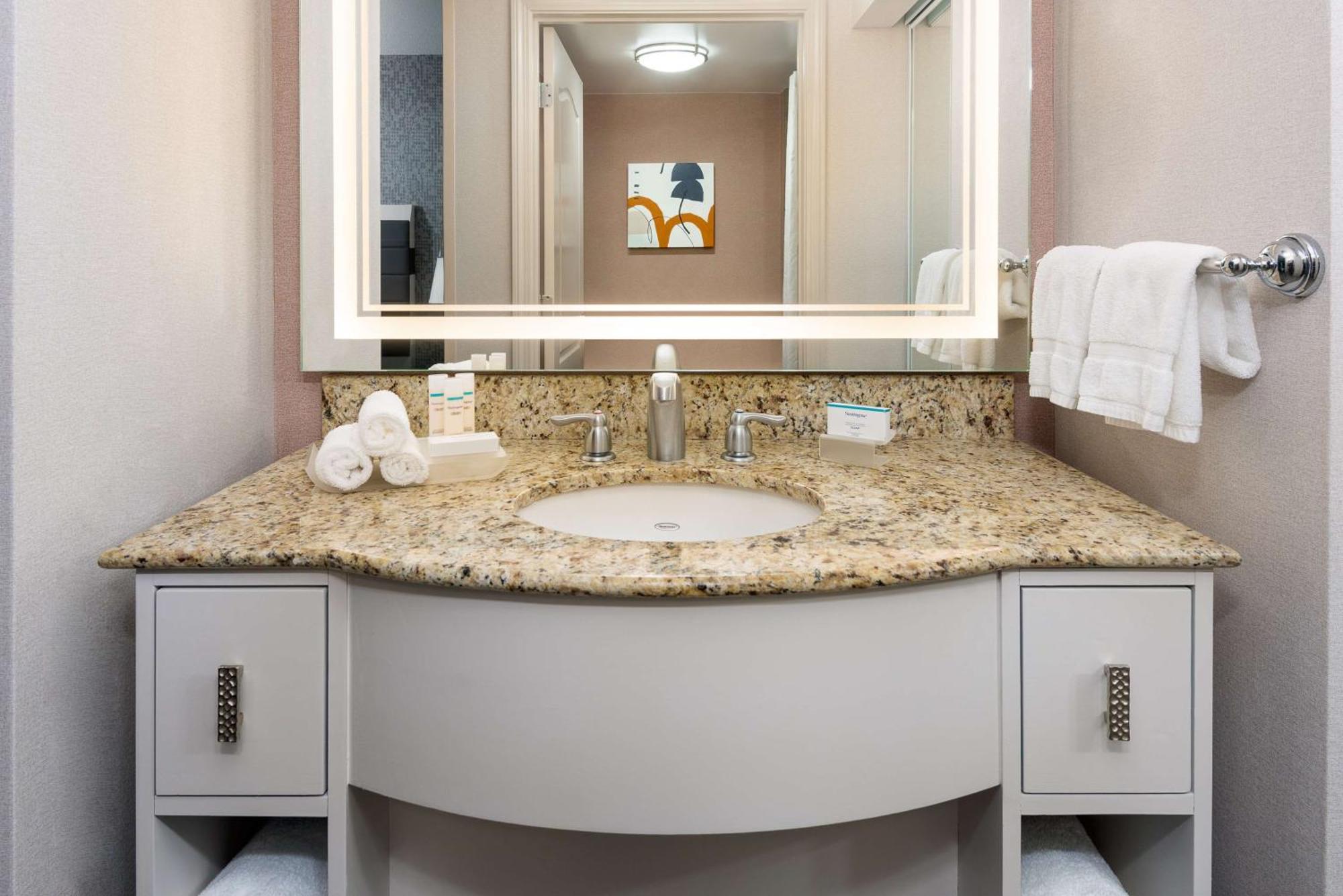 One-Bedroom Queen Suite with Two Queen Beds - Non-Smoking