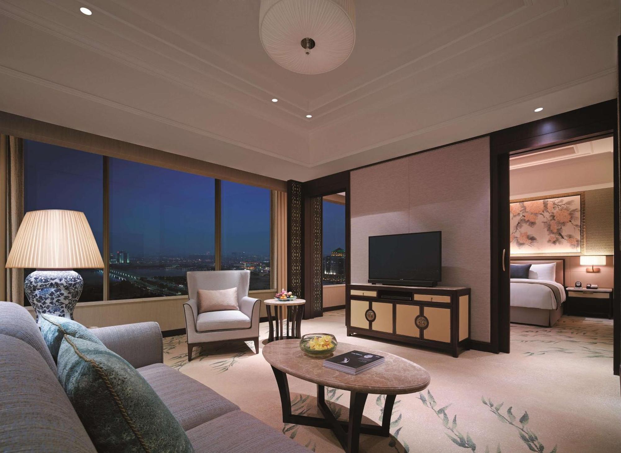 Executive Suite,1580666071:JPEG