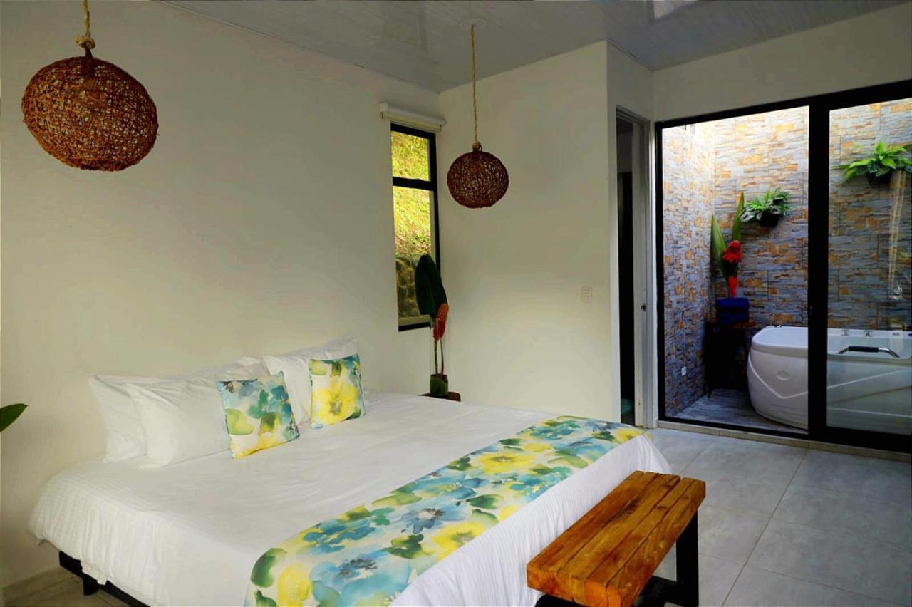 Habitación con cama grande y bañera de hidromasaje