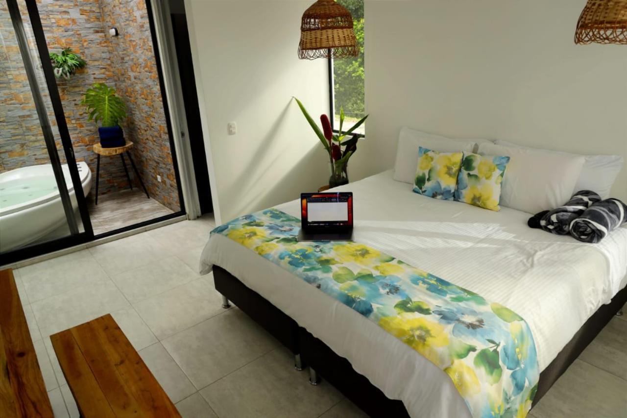 Habitación con cama grande y bañera de hidromasaje