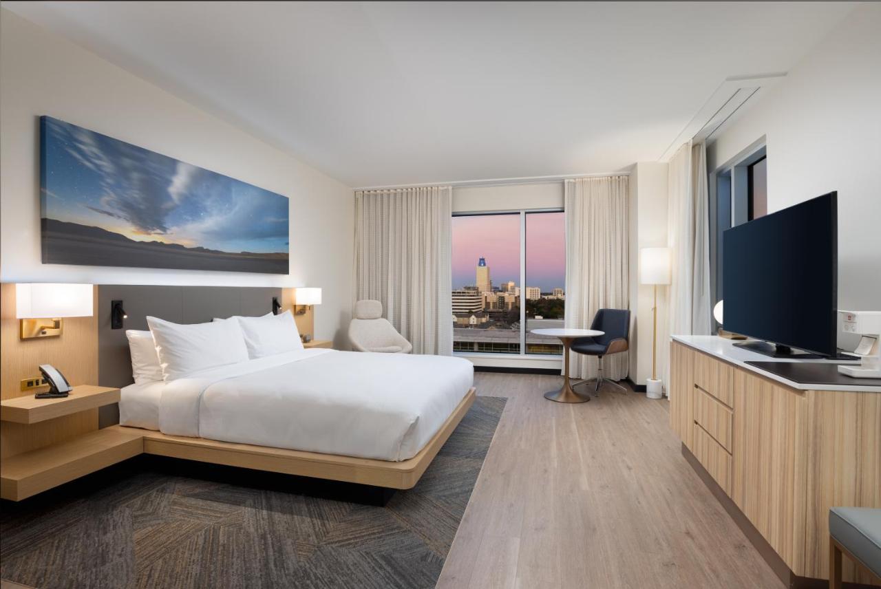Deluxe King Accessible Room