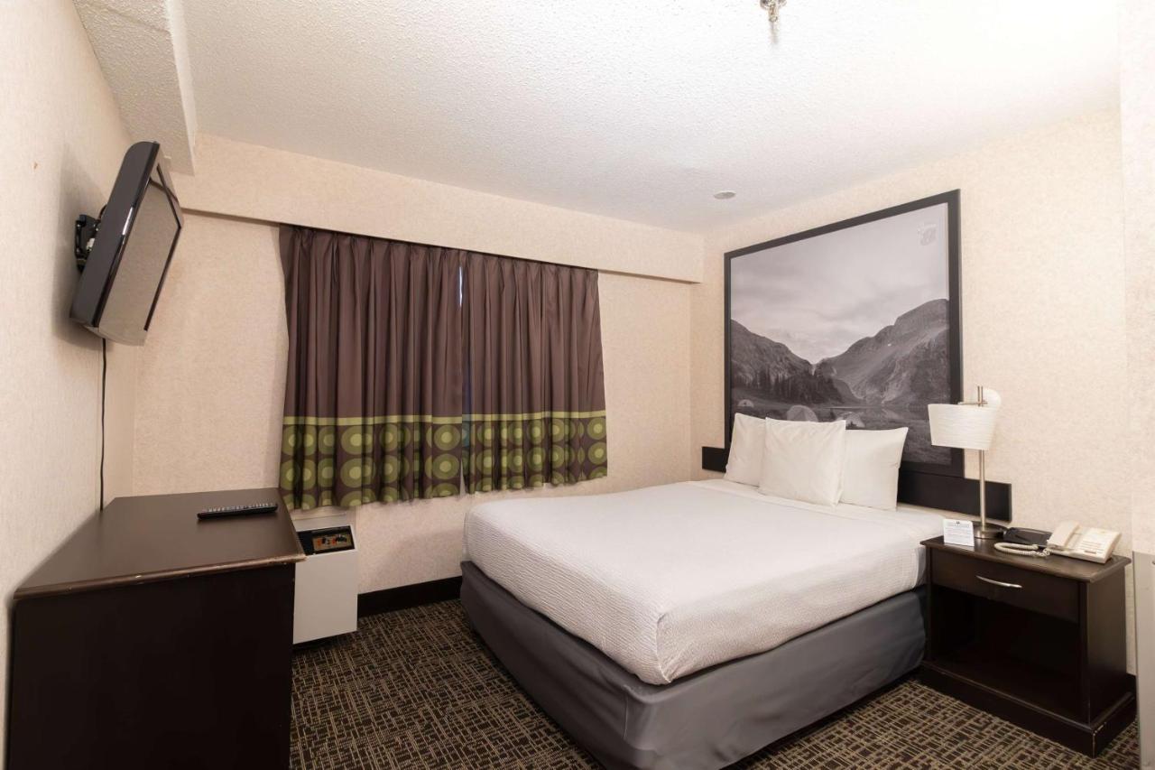 Deluxe Queen Room - Non-Smoking,1499260657:JPEG