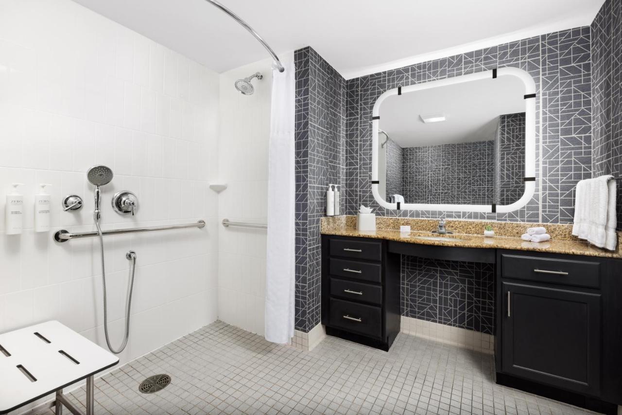 King Suite Bath Tub Mobility or Hearing Accessible or Non-Smoking