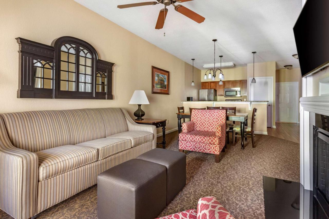 Two-Bedroom Suite with One King Bed, Two Twin Beds and Roll-In Shower,1498710238:JPEG