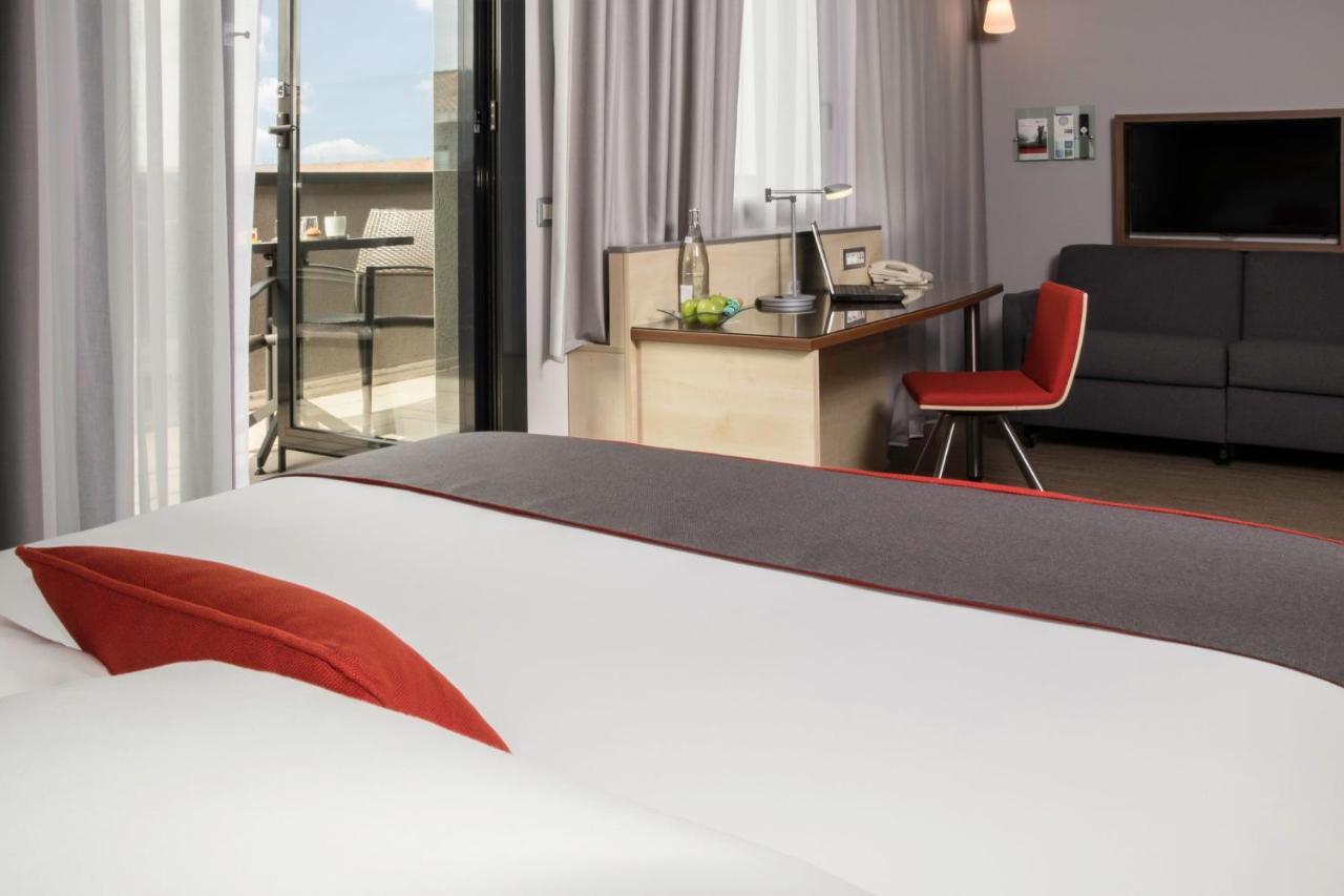 Queen Suite Balcony Sofa Bed