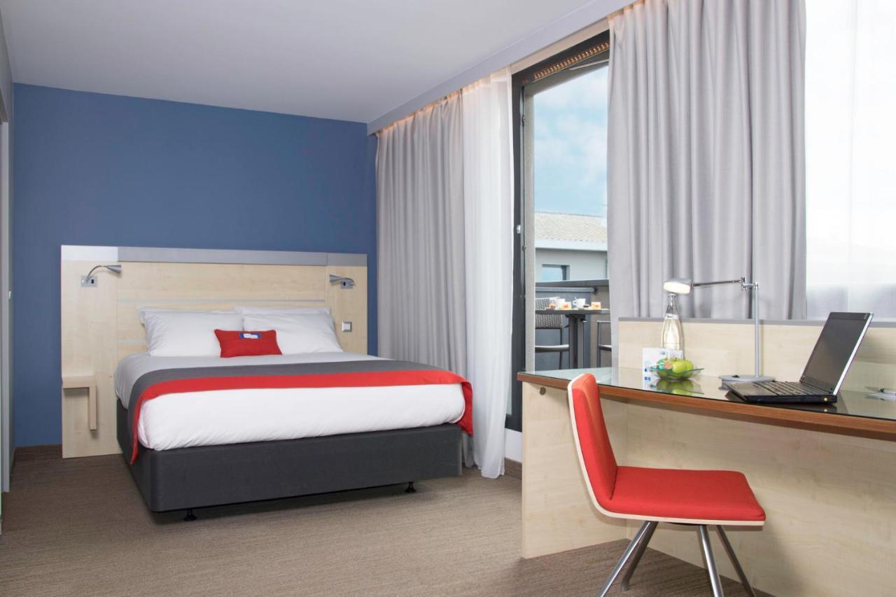 Queen Suite Balcony Sofa Bed