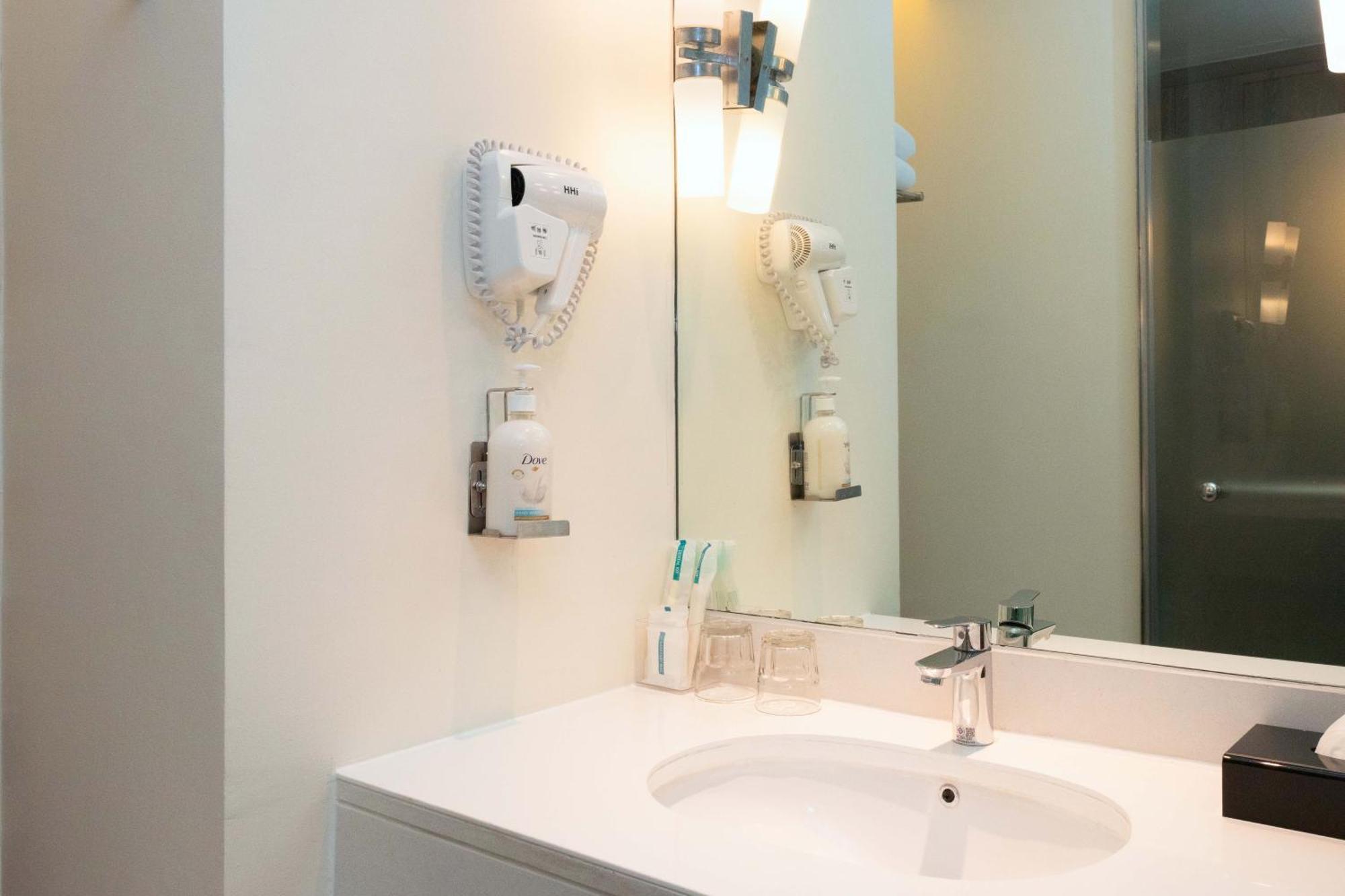 Standard King Room with Pool View and Free Breakfast