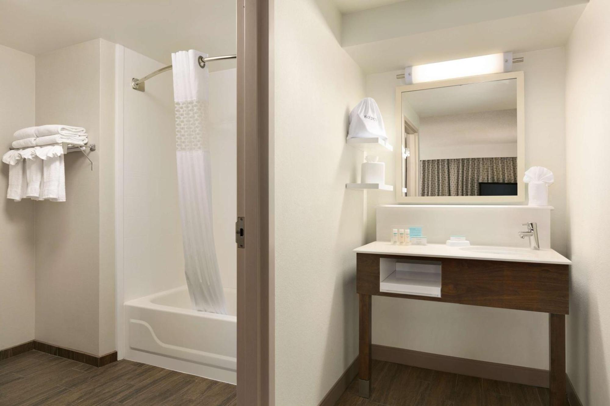 One-Bedroom King Suite Kitchen Non-Smoking